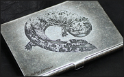オオサンショウウオをアンティークにデザインした、金属製の名刺入れ