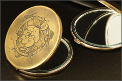 文具・雑貨製品紹介 コンパクトやマネークリップ、キーホルダータグなど、金属製のお洒落なアイテムをラインナップ