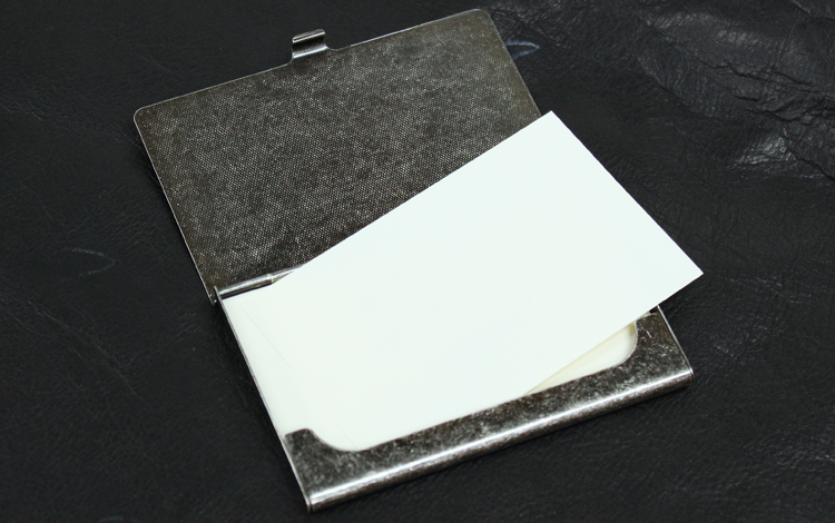 オオサンショウウオの名刺入れ・カードケース。名刺が曲がらない金属製の名刺入れに、エッチングと銀メッキでオオサンショウウオをデザインしました。